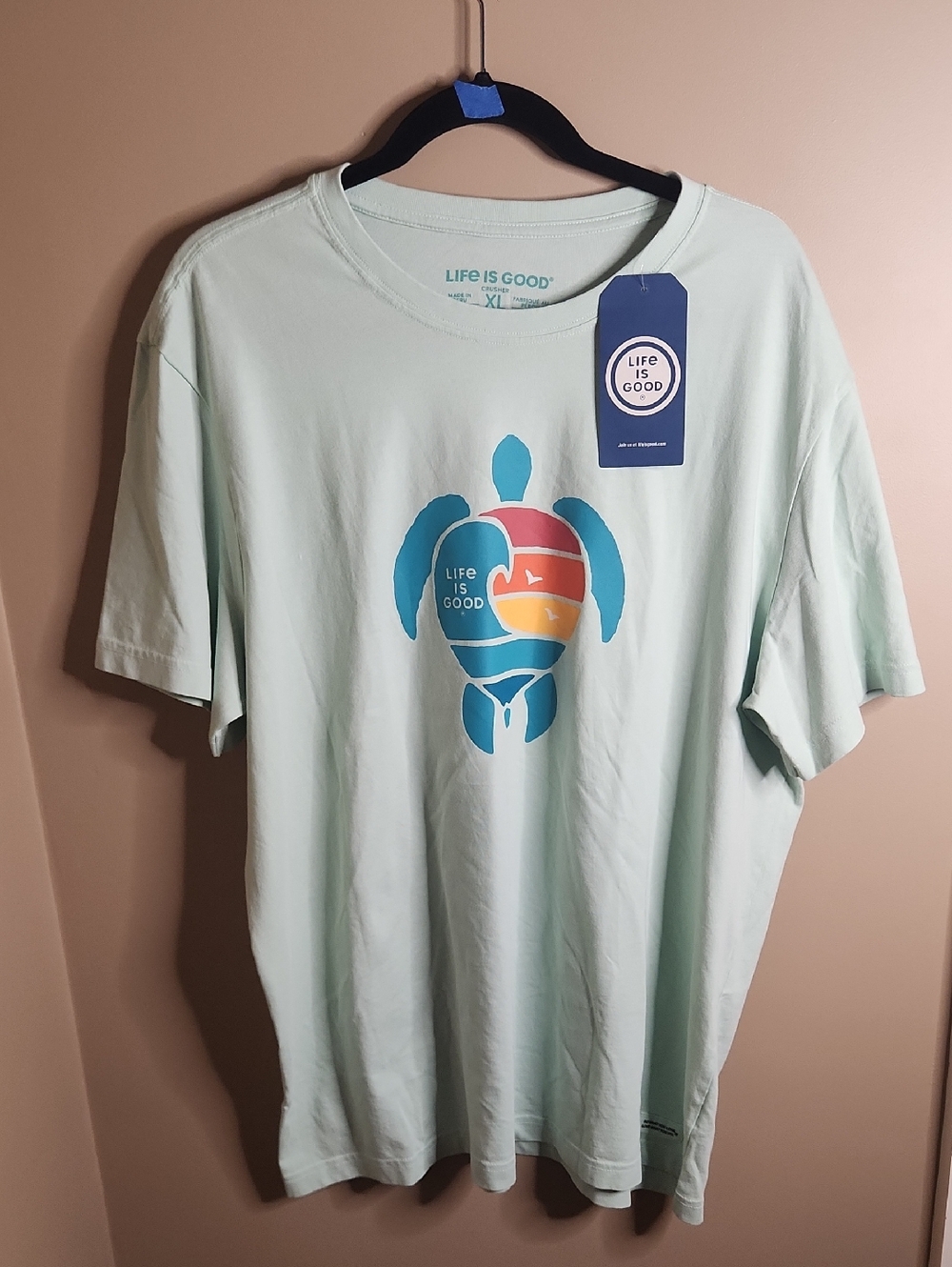 Life Is Good Men's Short Sleeve Tee With A Turtle Design. Size XL. NWT.